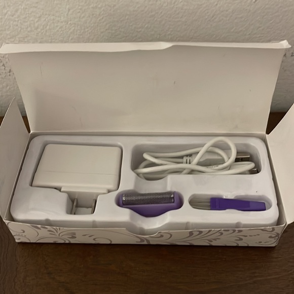 YES Finishing Touch Woman’s personal shaver NWOT - Picture 2 of 2